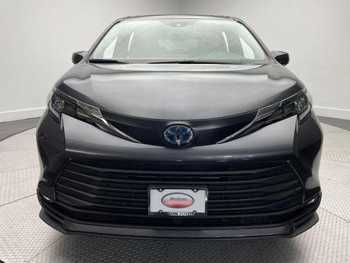 2025 Toyota Sienna XLE 8 Passenger