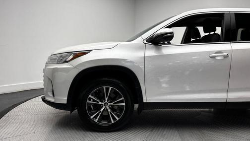 Blizzard Pearl 2019 Toyota Highlander LE