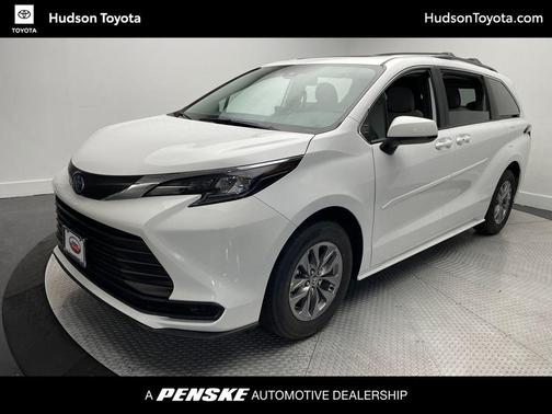 2025 Toyota Sienna LE