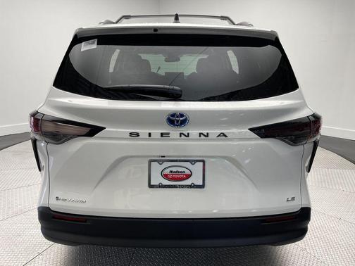 2025 Toyota Sienna LE