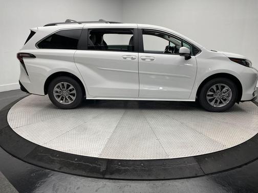 2025 Toyota Sienna LE