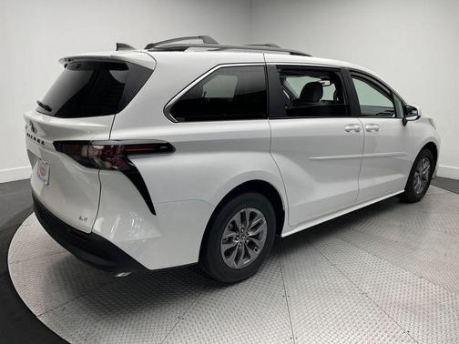 2025 Toyota Sienna LE