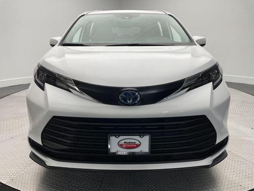 2025 Toyota Sienna LE