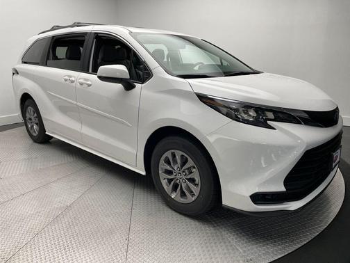 2025 Toyota Sienna LE