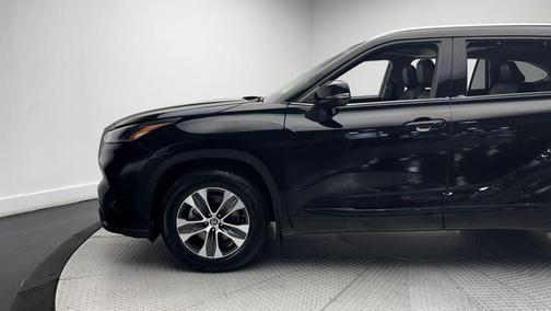 Midnight Black Metallic 2021 Toyota Highlander XLE