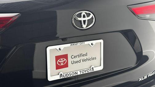 Midnight Black Metallic 2021 Toyota Highlander XLE