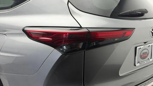 Celestial Silver Metallic 2020 Toyota Highlander LE