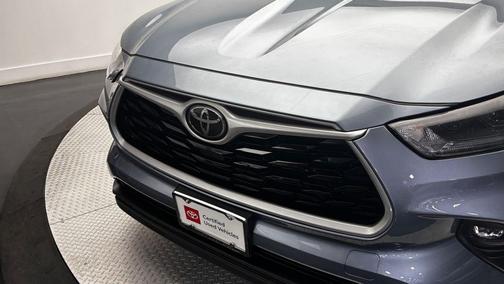 Moon Dust 2021 Toyota Highlander XLE