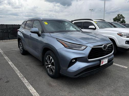 Moon Dust 2021 Toyota Highlander XLE