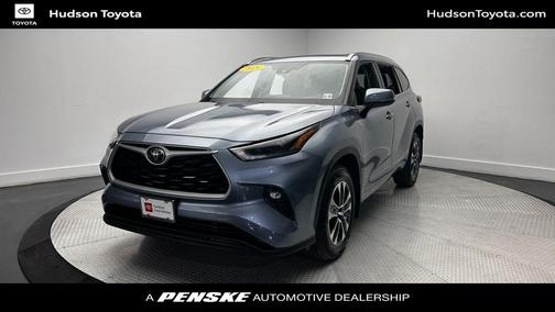Moon Dust 2021 Toyota Highlander XLE