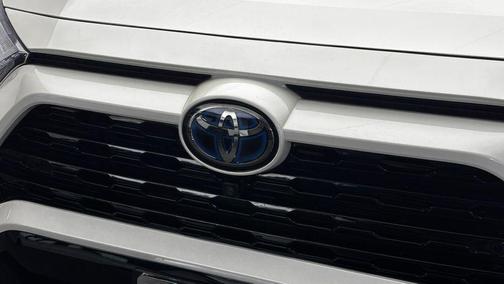 Blizzard Pearl/Midnight Black Metallic 2022 Toyota RAV4 Hybrid SE