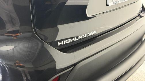 Midnight Black Metallic 2022 Toyota Highlander XLE