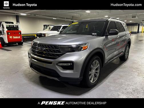 ICONIC SILVER METALLIC 2022 Ford Explorer XLT