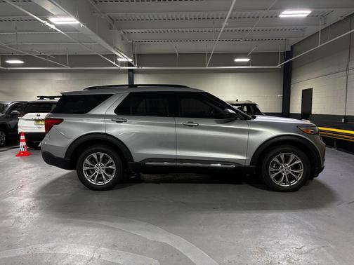 ICONIC SILVER METALLIC 2022 Ford Explorer XLT