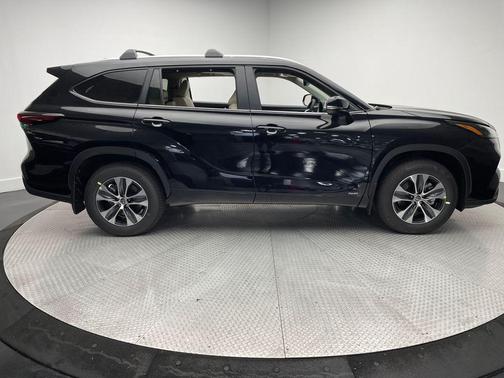 2025 Toyota Highlander Hybrid XLE
