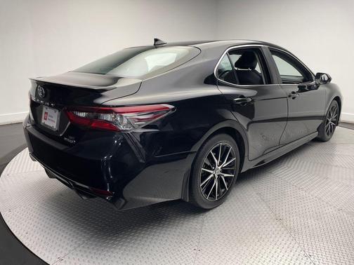 2022 Toyota Camry Hybrid SE