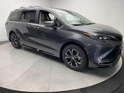 2025 Toyota Sienna Platinum 7 Passenger
