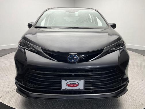 2025 Toyota Sienna Platinum 7 Passenger