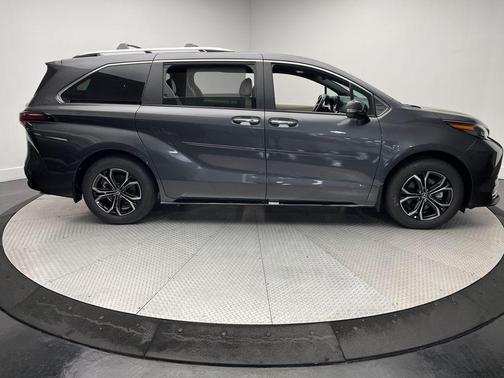 2025 Toyota Sienna Platinum 7 Passenger