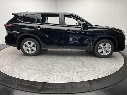 2025 Toyota Highlander LE