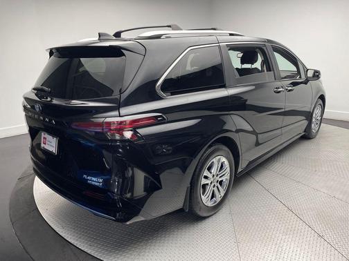 2023 Toyota Sienna Platinum 7 Passenger