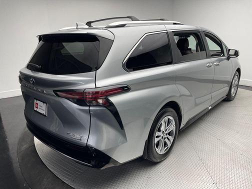 2024 Toyota Sienna Platinum