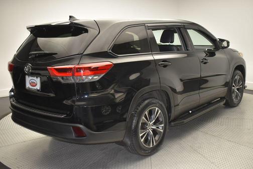 Midnight Black Metallic 2019 Toyota Highlander LE Plus