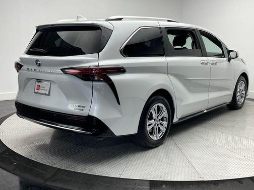 2023 Toyota Sienna Platinum 7 Passenger