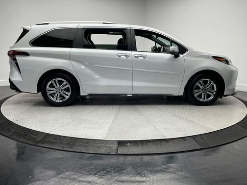 2023 Toyota Sienna Platinum 7 Passenger