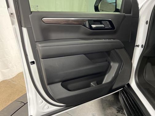 2025 Chevrolet Suburban LS