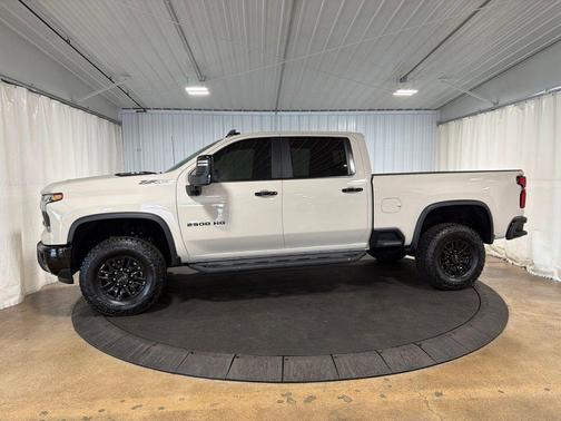White Sands 2026 Chevrolet Silverado 2500 Crew Cab, Standard Bed, XR2, 4WD