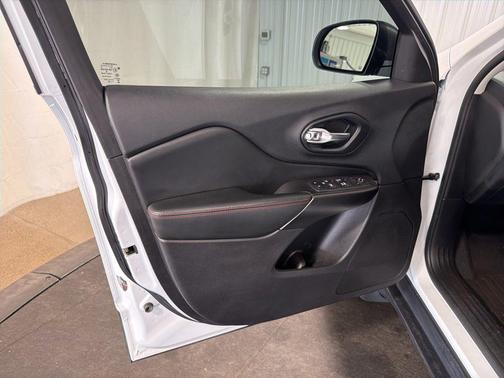 Bright White Clearcoat 2020 Jeep Cherokee Trailhawk