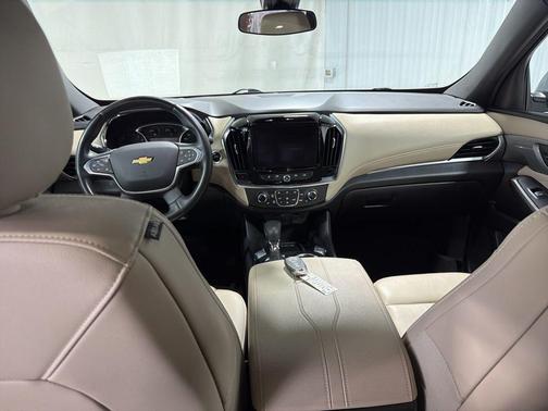 Sterling Gray Metallic 2023 Chevrolet Traverse LT Leather