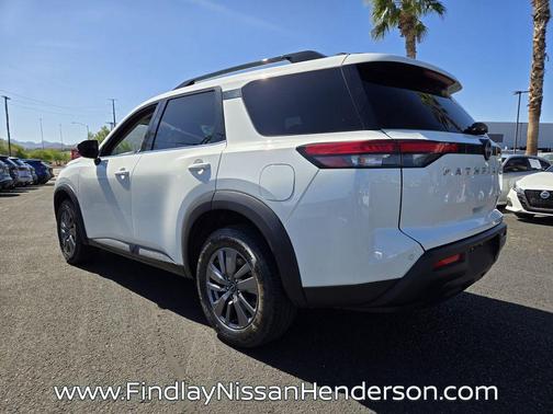 2025 Nissan Pathfinder SV