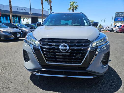 Boulder Gray Pearl 2023 Nissan Kicks SR