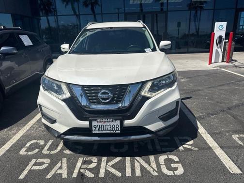 White 2017 Nissan Rogue SV