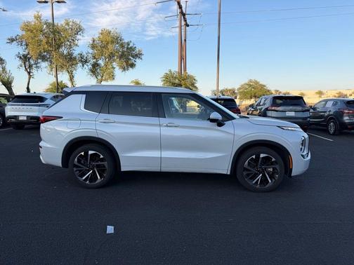 White Diamond 2024 Mitsubishi Outlander SEL