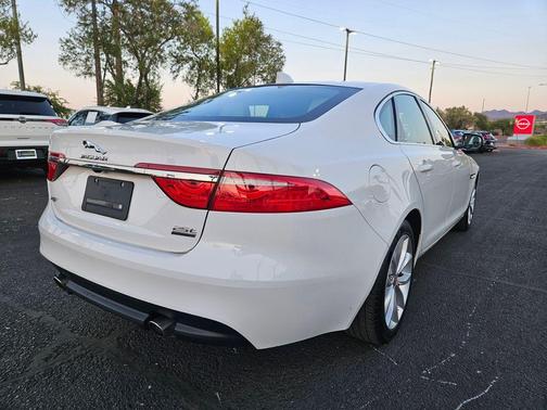 Fuji White 2018 Jaguar XF 25t Premium