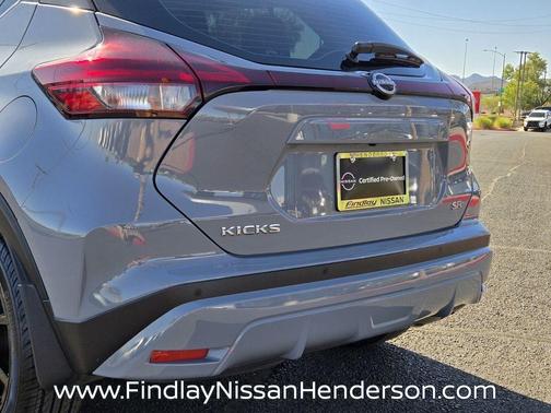2 Tone Gray / Black 2023 Nissan Kicks SR