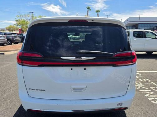 Bright White Clearcoat 2022 Chrysler Pacifica Touring-L