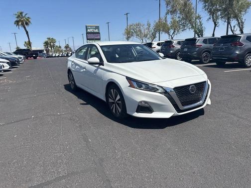 White 2022 Nissan Altima 2.5 SV