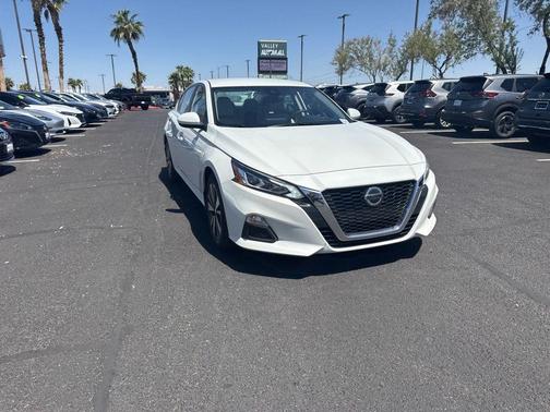 White 2022 Nissan Altima 2.5 SV
