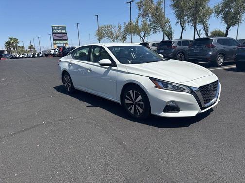 White 2022 Nissan Altima 2.5 SV