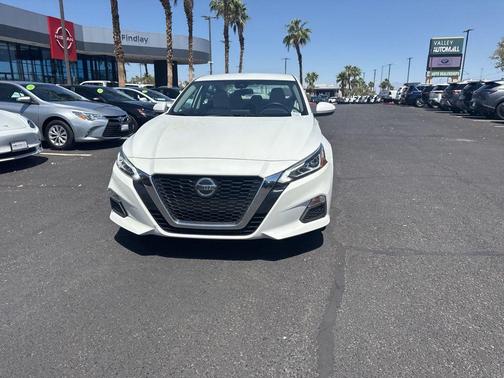 White 2022 Nissan Altima 2.5 SV