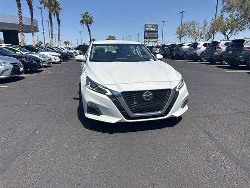 White 2022 Nissan Altima 2.5 SV