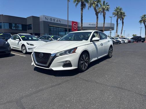 White 2022 Nissan Altima 2.5 SV