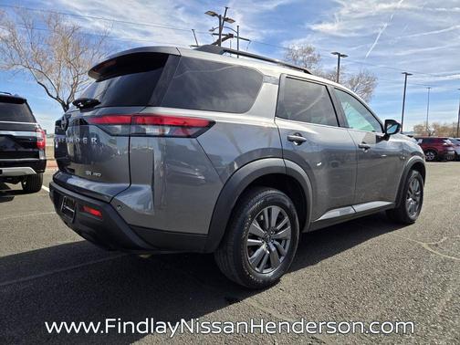 2024 Nissan Pathfinder SV