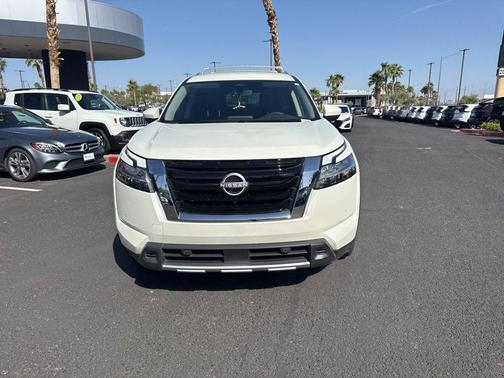 White 2024 Nissan Pathfinder SL