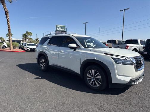 White 2024 Nissan Pathfinder SL