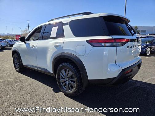 2023 Nissan Pathfinder SV